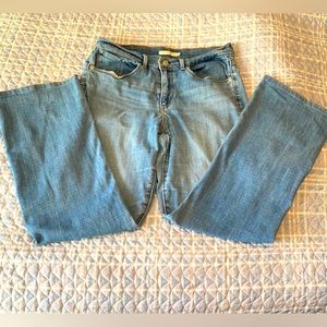 Levi’s bootcut jeans. Good condition 🌺stretch material